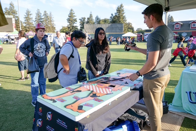 Students at prevention booth at Red Ribbon event.